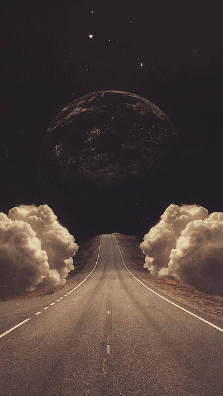 聰明月與道路 壁紙 — 一條孤獨的瀝青路延伸向一個懸掛在繁星夜空中的巨大行星，周圍環繞著翻滾的雲層。