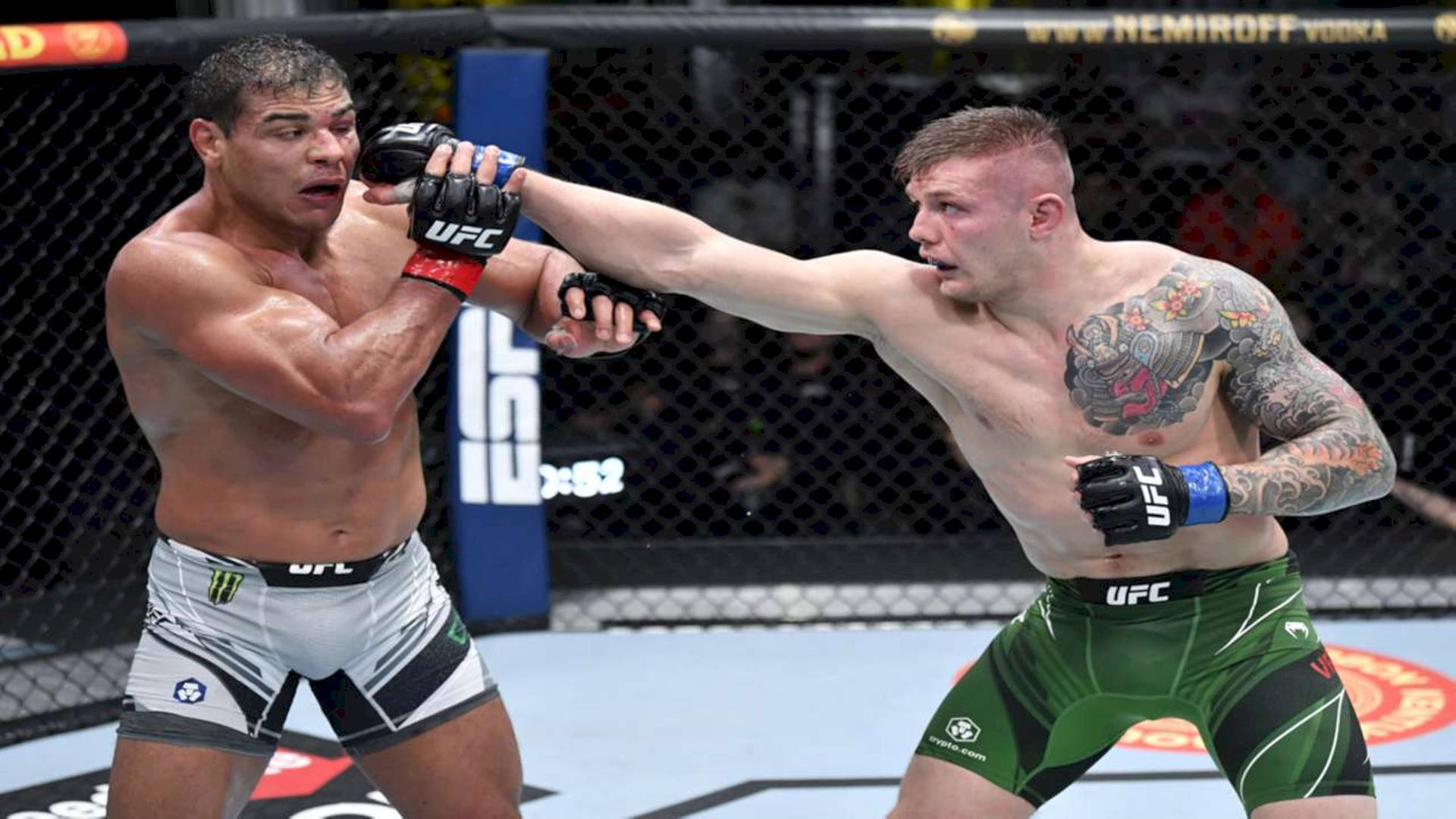兩名男性MMA拳手在鐵籠中進行充滿能量的戰鬥。