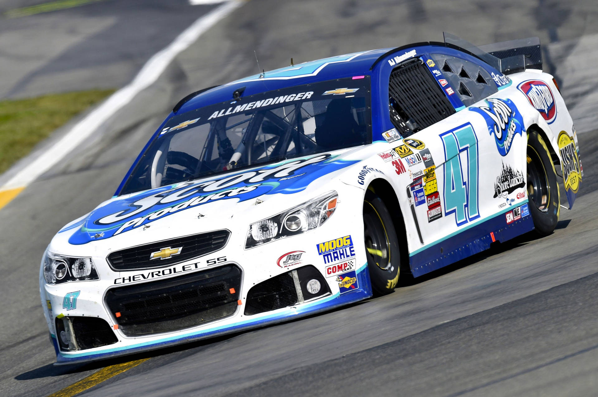 職業NASCAR車手AJ Allmendinger賽道上 壁紙 — 一輛藍白色的 #47 雪佛蘭 SS NASCAR 賽車在賽道上疾馳，可見輪胎煙霧和贊助商貼紙。