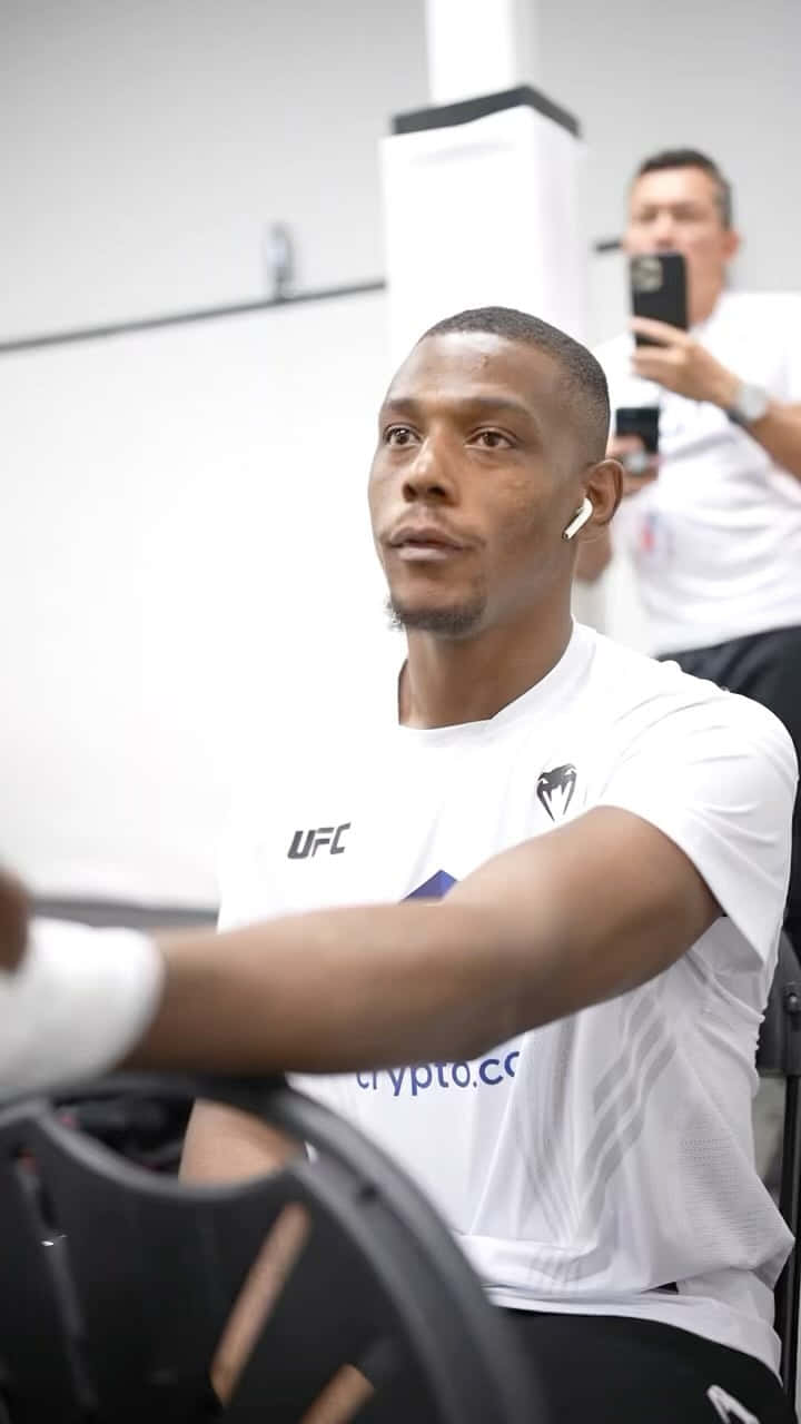 UFC拳手在健身房戴著耳機進行重量訓練