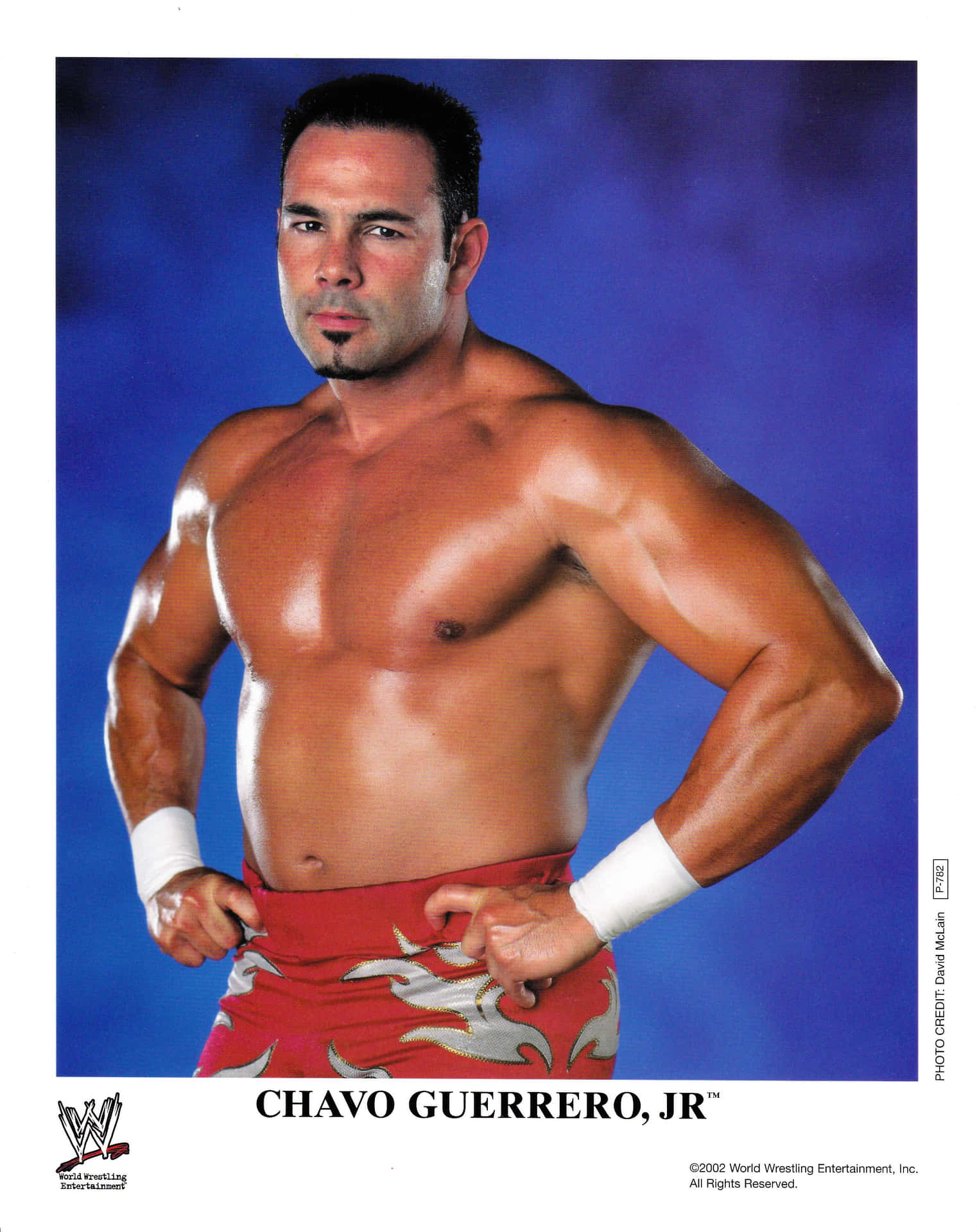 職業摔角手 Chavo Guerrero Jr. 赤裸上身，穿著紅色短褲和白色腕帶擺姿勢。