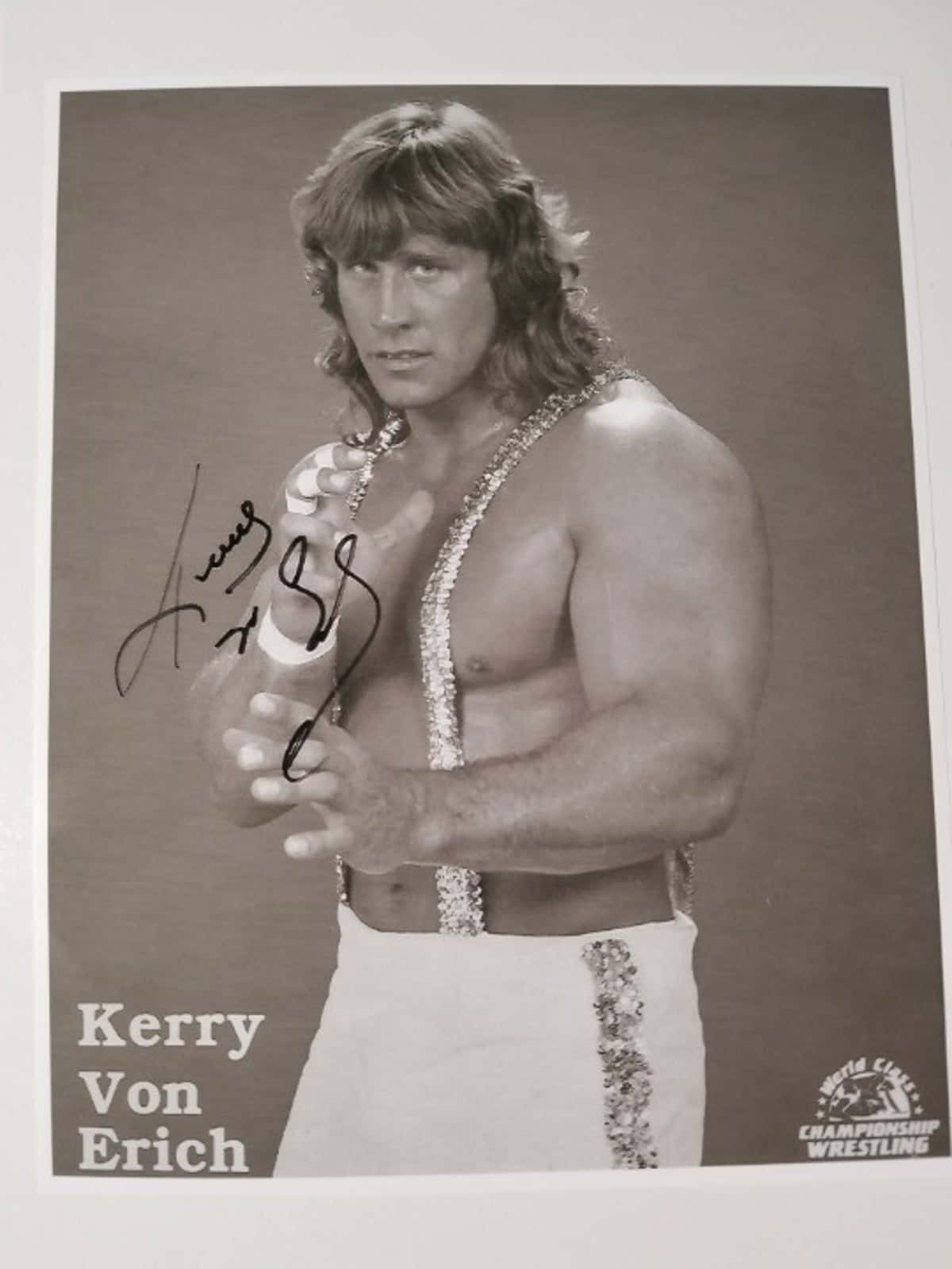摔角手 Kerry Von Erich 身穿摔角服的簽名照片。