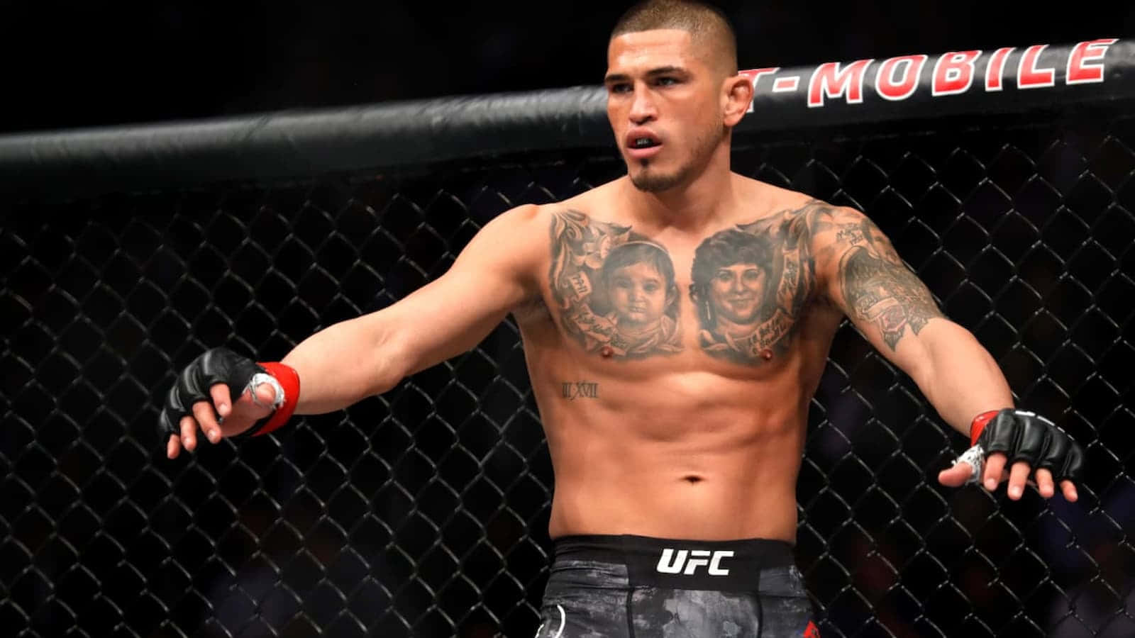 八角籠內胸口有紋身的UFC拳手。