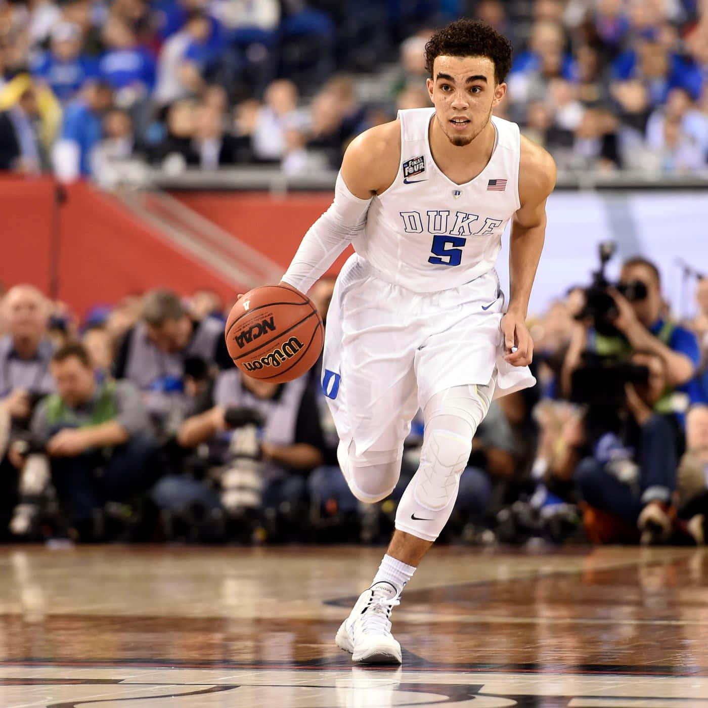 杜克大學籃球運動員在NCAA錦標賽比賽中運球。