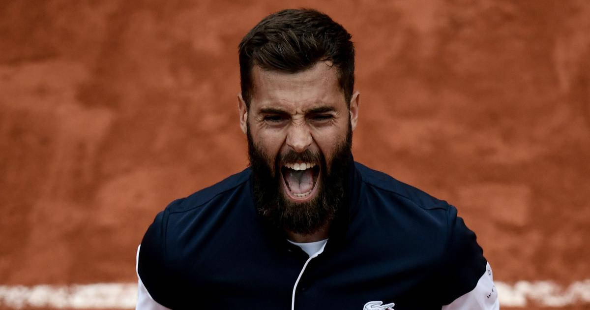 職業網球選手 Benoit Paire 場上揮拍 壁紙 — 一位留鬍子的網球選手在泥地球場上發出強烈情感怒吼，雙眼緊閉，嘴巴大張。