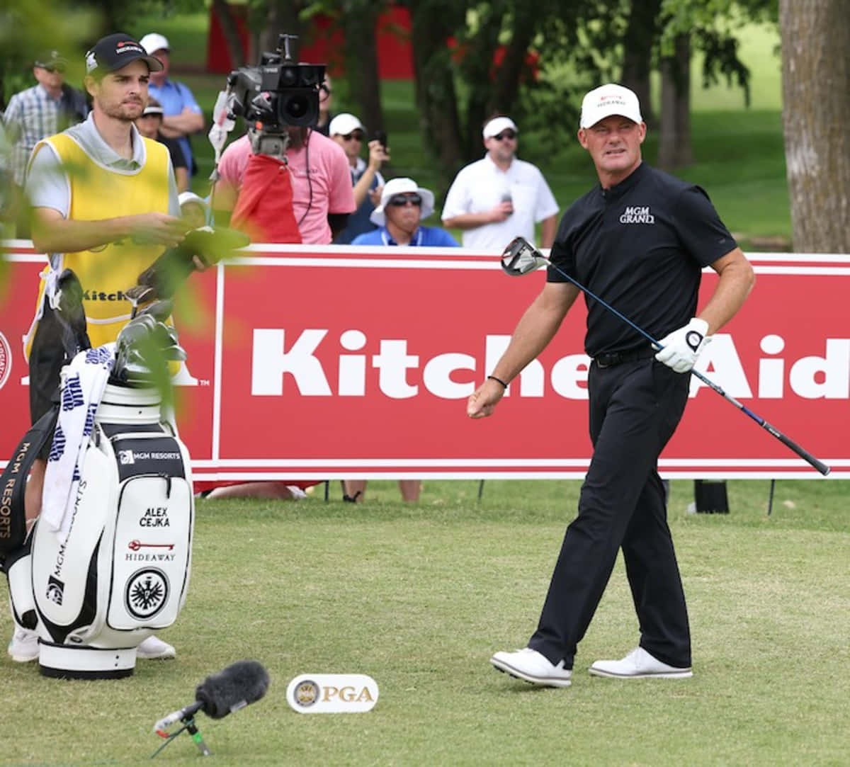 職業高爾夫球手 Alex Cejka 在 PGA 錦標賽中揮桿後微笑。