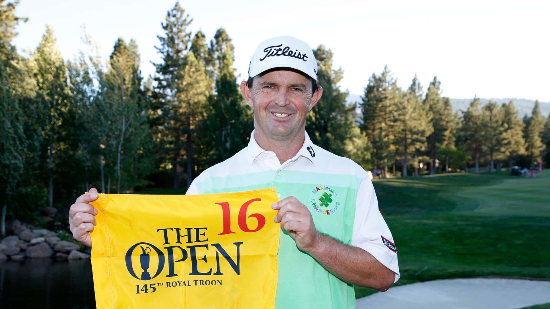 高爾夫球手在陽光明媚的高爾夫球場第16洞舉起The Open 145th Royal Troon旗幟。