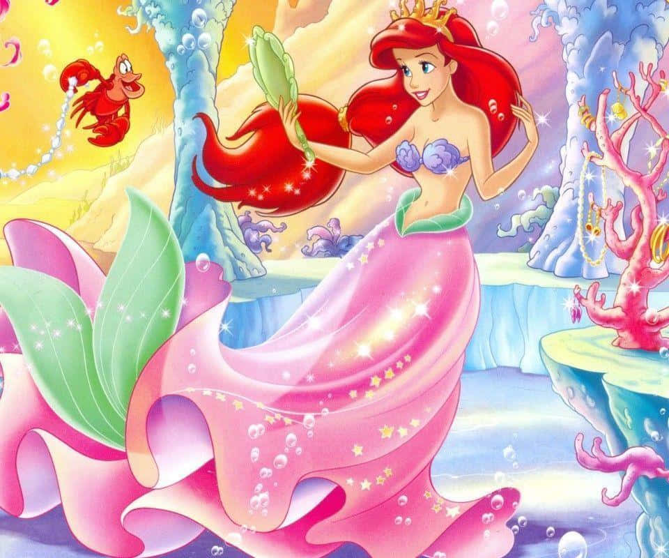 美人魚愛麗兒在水下拿著貝殼鏡子，附近有一隻螃蟹。