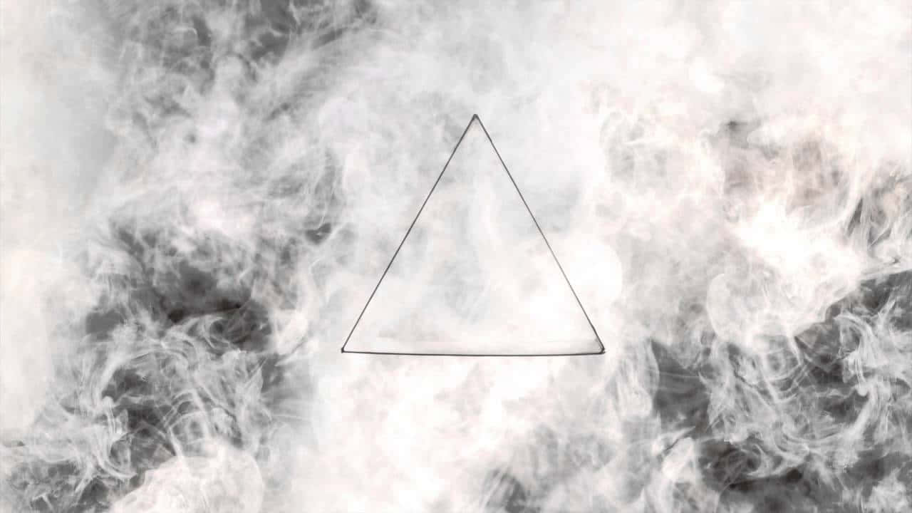 一個簡單的三角形形狀漂浮在旋轉的煙霧中。