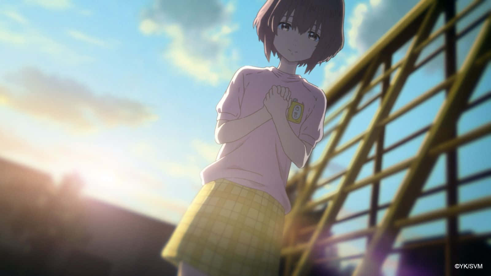 《聽見你的聲音》中的童年好友石田與西宮 壁紙 — 一個年輕的動漫女孩穿著粉紅色襯衫和黃色裙子，站在金色夕陽下，旁邊有一個金屬結構。