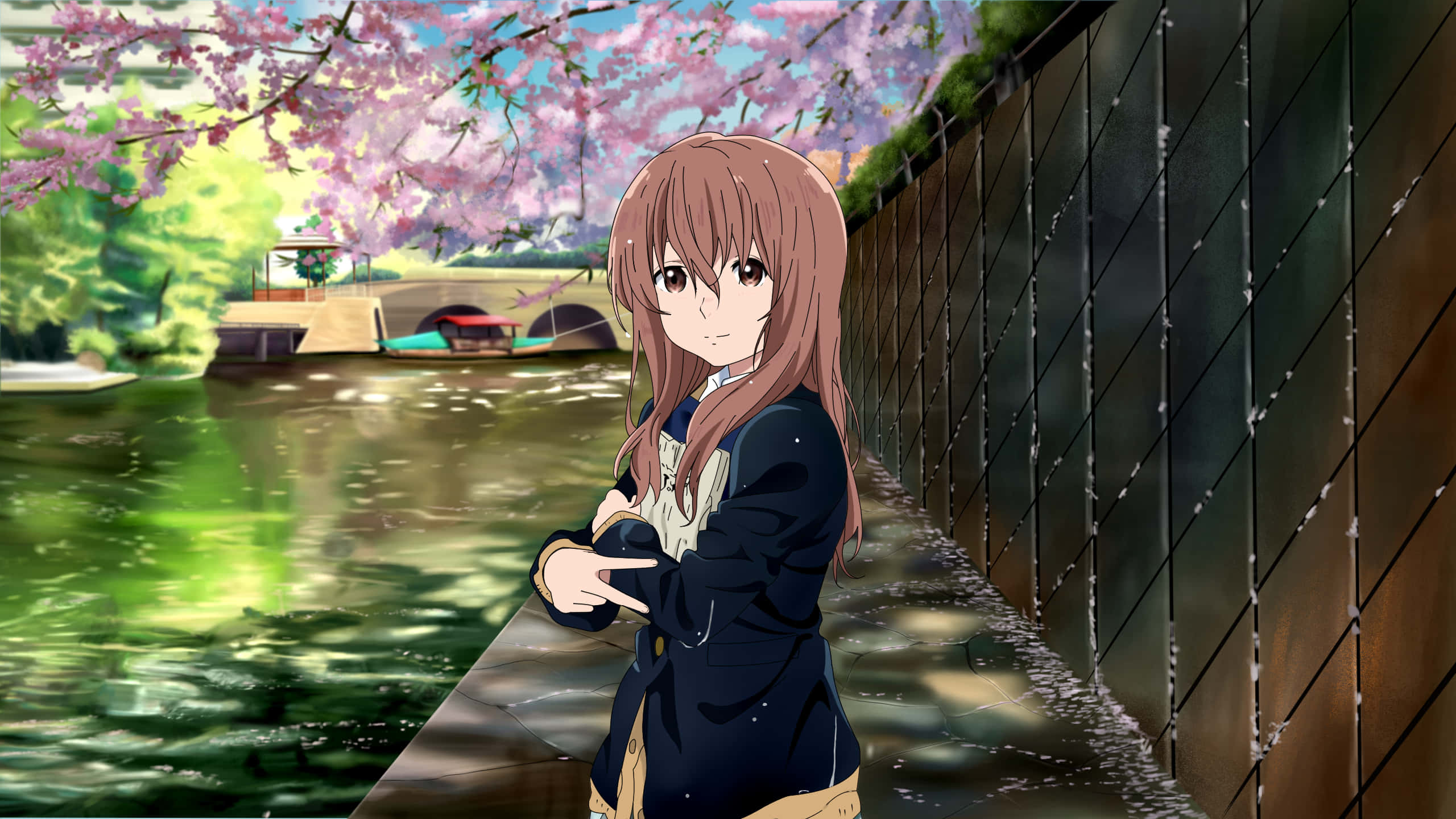 《聽見你的聲音》——西宮與石田的感人旅程 壁紙 — 穿著校服的動漫女孩站在櫻花樹下，旁邊是運河，背景有船和橋。