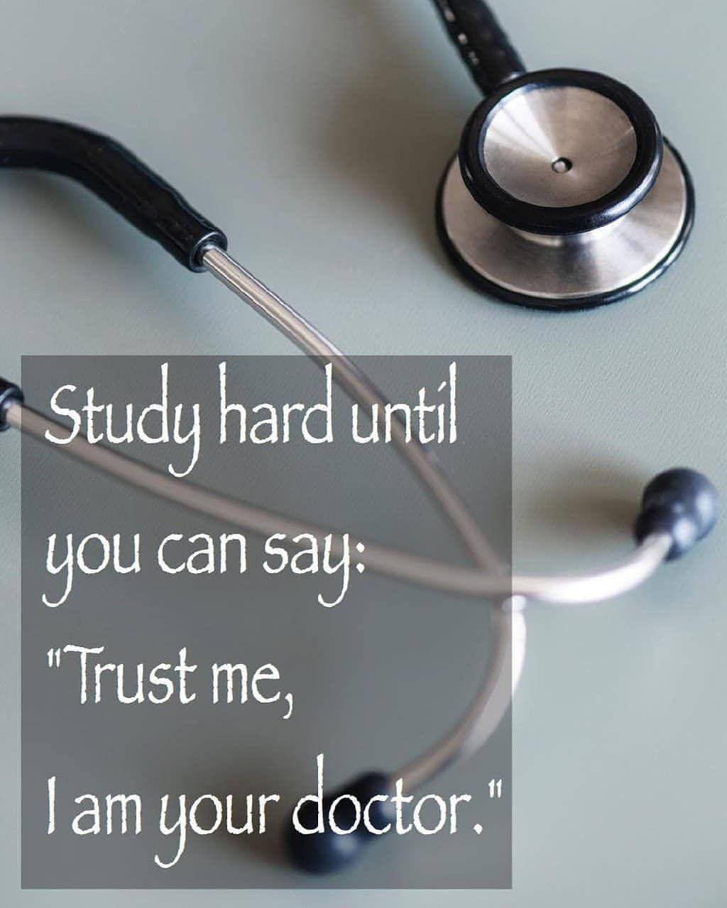 medical motivation 桌布 壁紙 — 聽診器放在淡色表面上，帶有鼓勵醫學研究的勵志文字覆蓋層。