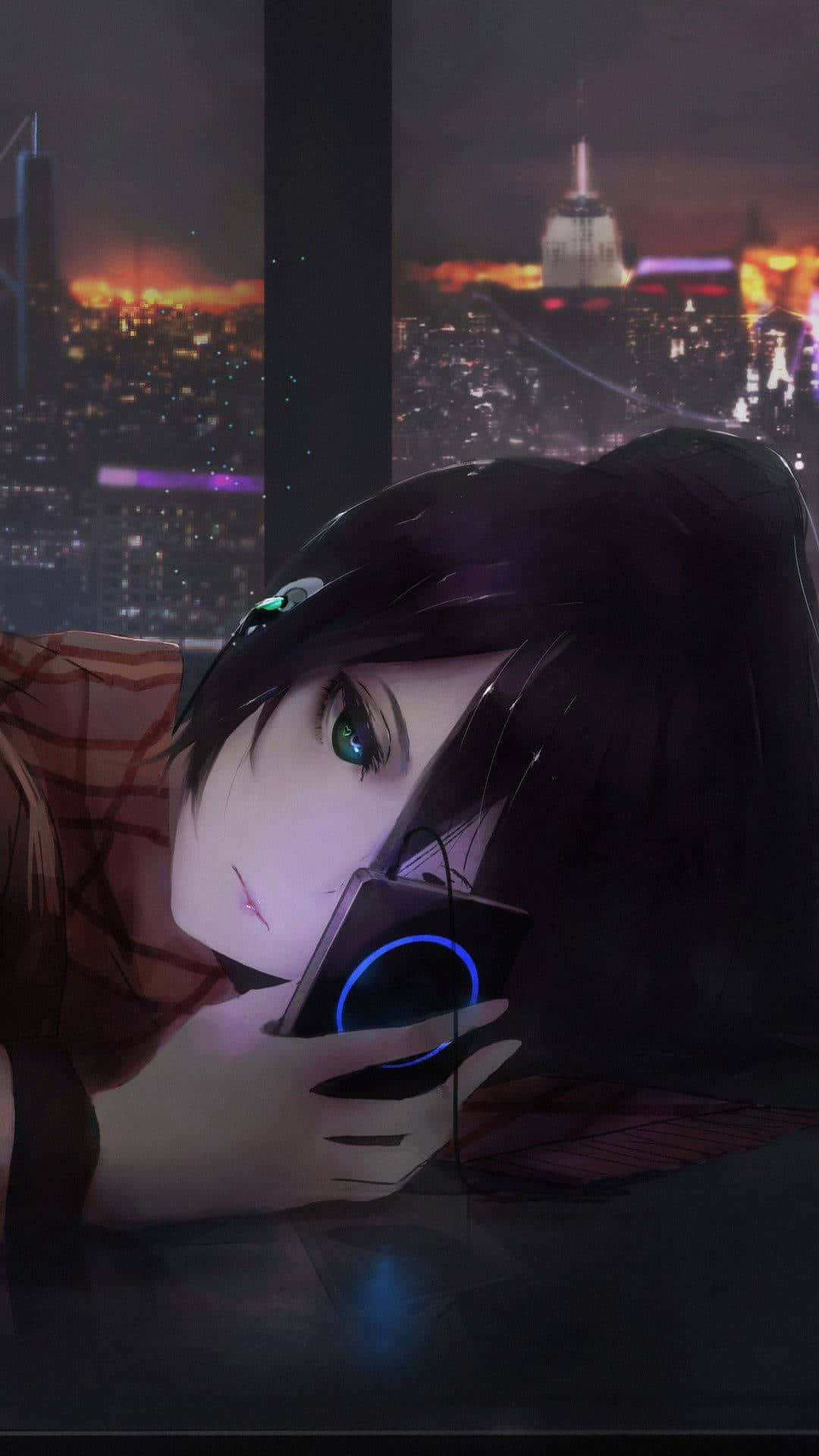 聽音樂的動漫女孩頭像，唯美風格 壁紙 — 一位年輕的動漫女孩，擁有發光的綠色眼睛，在夜晚將頭靠在發光的手機上，背景是充滿活力的霓虹城市景觀。