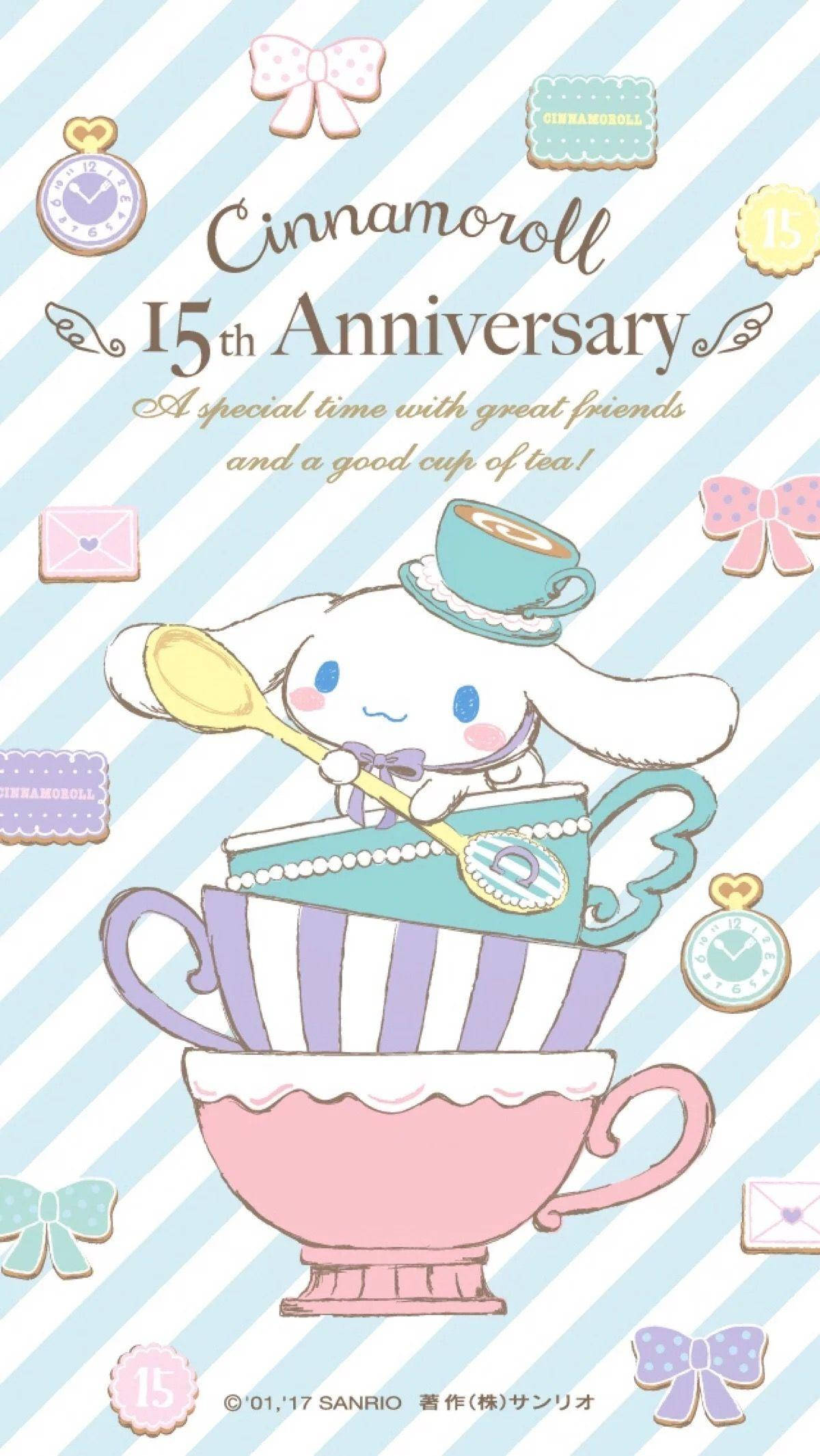 肉桂捲15週年紀念 壁紙 — Cinnamoroll 愉快地坐在一堆粉彩茶杯上，手持湯匙，周圍有蝴蝶結和時鐘，背景為條紋。