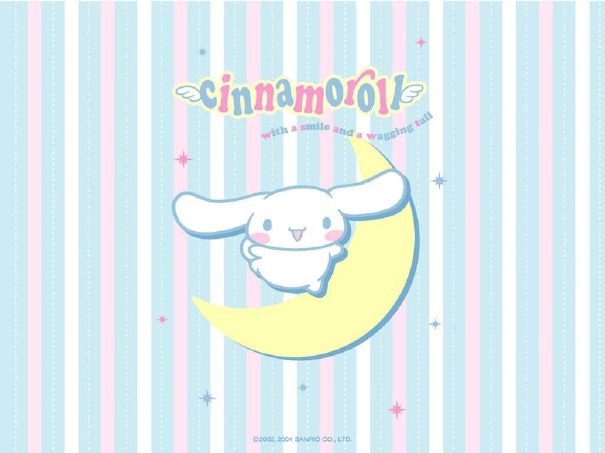 肉桂捲在雲朵上休憩 壁紙 — Cinnamoroll 坐在黃色新月上，對著粉彩粉紅、藍和白色垂直條紋背景，滿天星星，開心地微笑。