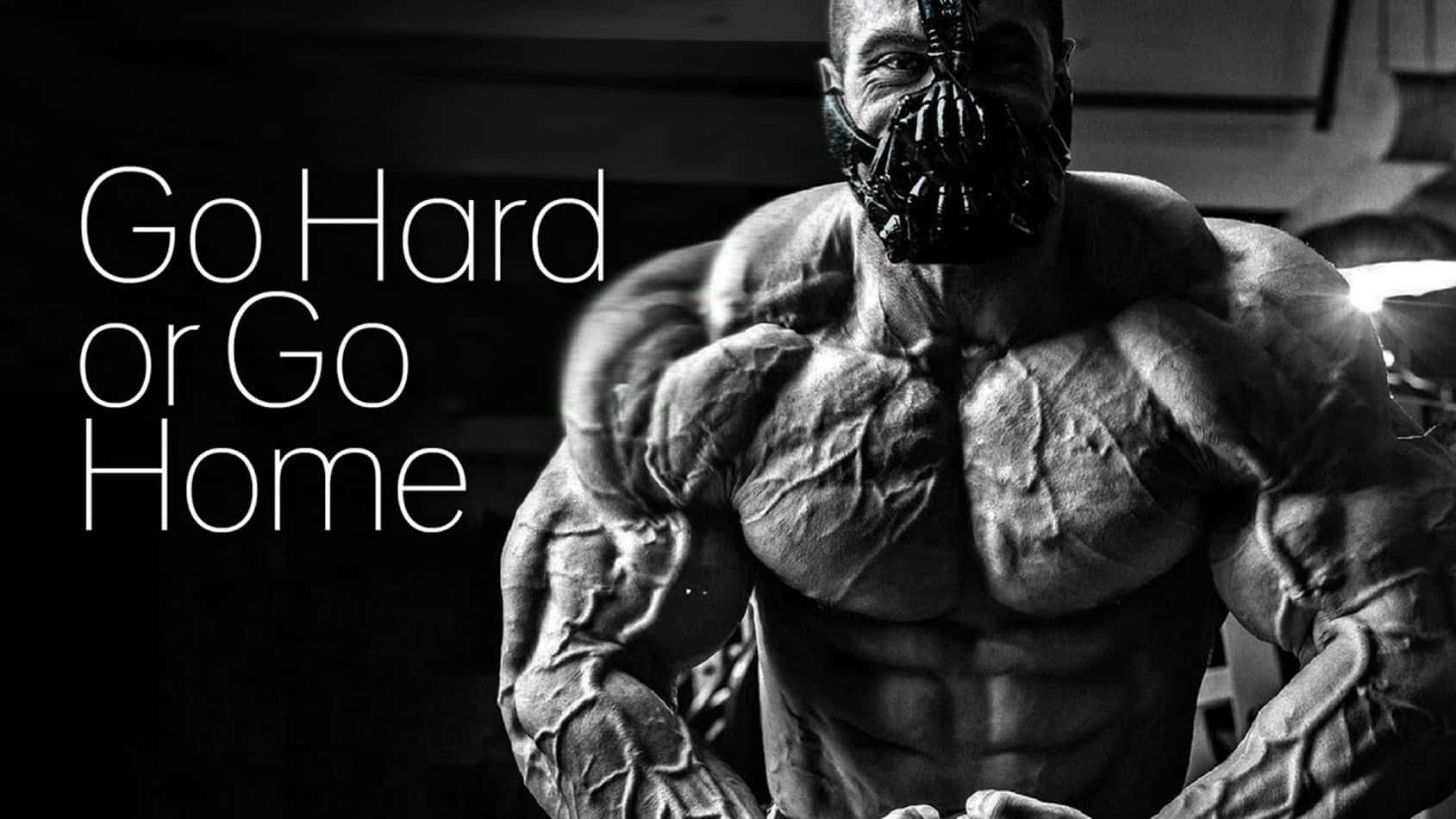 一個肌肉發達的男子戴著蝙蝠面具，旁邊有「Go Hard or Go Home」的文字。