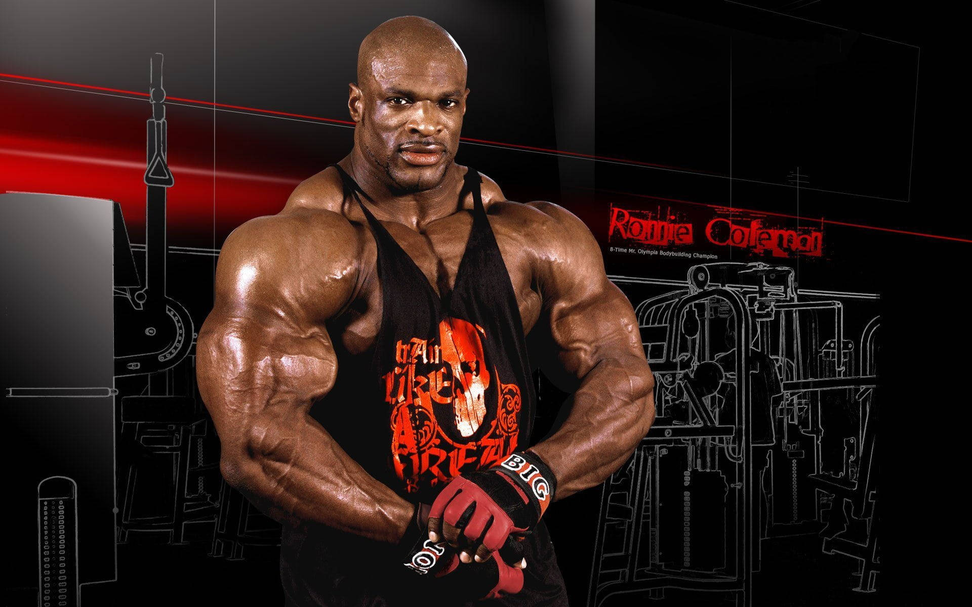 Ronnie Coleman 在紅黑色調的健身房中展示肌肉。