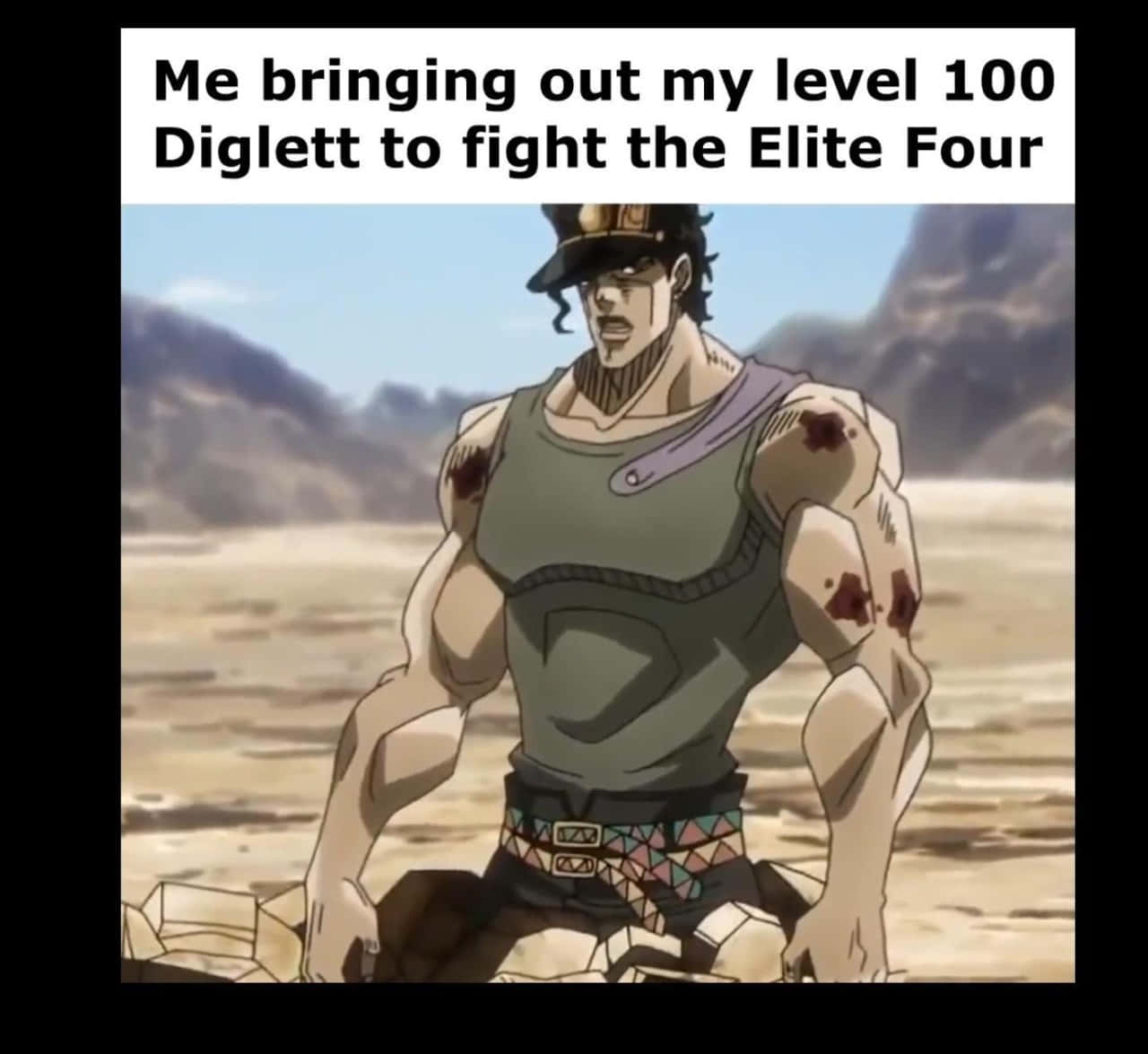 Jojo Meme 桌布 壁紙 — 肌肉發達的動漫男子穿著背心和帽子坐在沙漠中，背後有山脈，神情堅定。