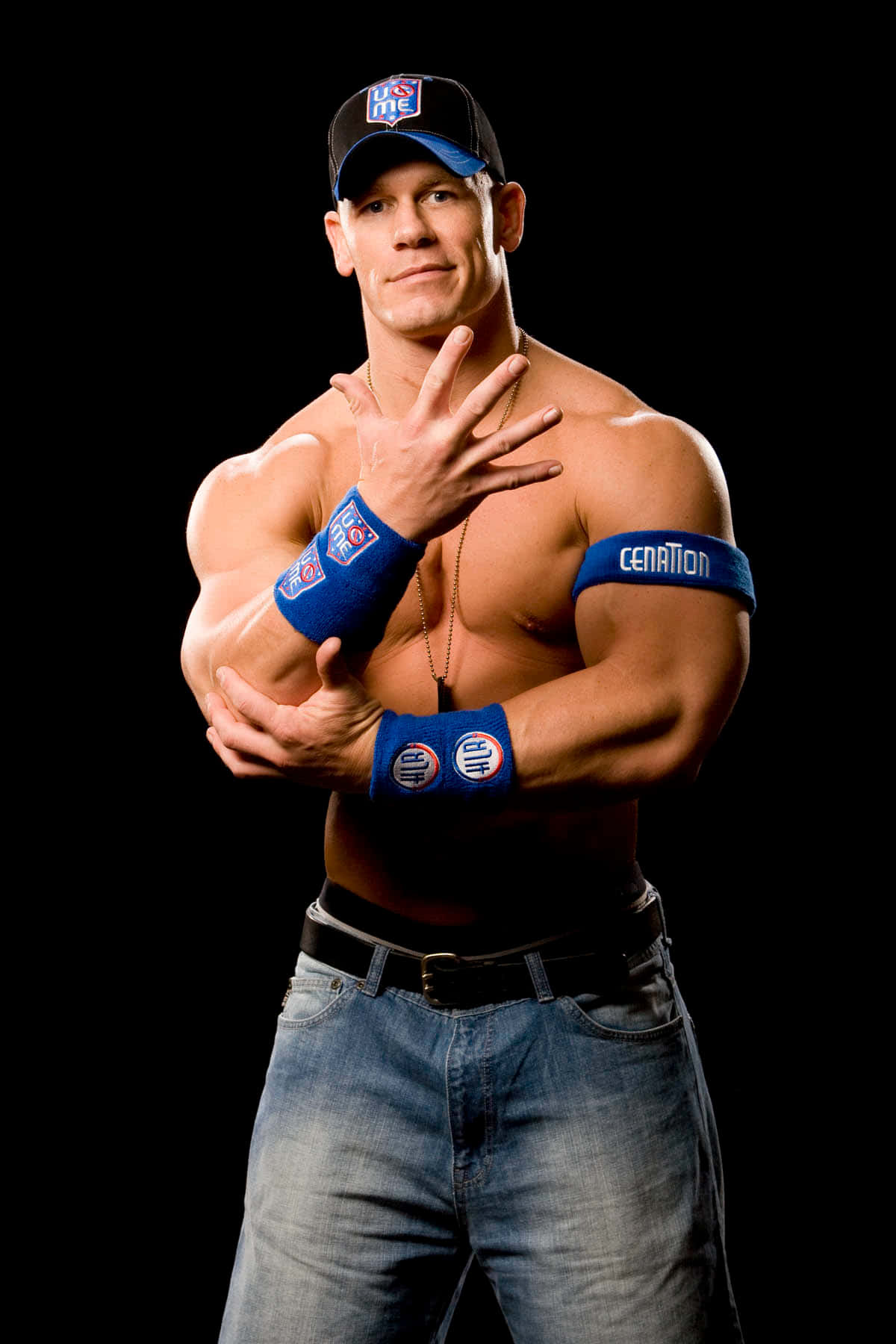 John Cena 桌布 壁紙 — 肌肉發達的摔角手約翰·辛納在黑色背景下自信地擺姿勢，戴著藍色腕帶和牛仔褲。