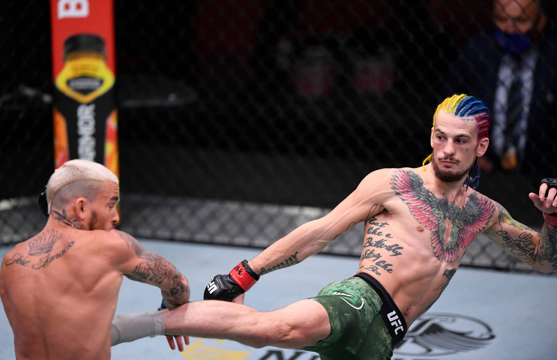 兩名MMA拳手在UFC八角籠內交戰，其中一人踢出高踢。