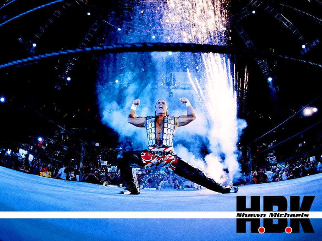 摔角手 Shawn Michaels 在擂台上以煙火和煙霧慶祝。
