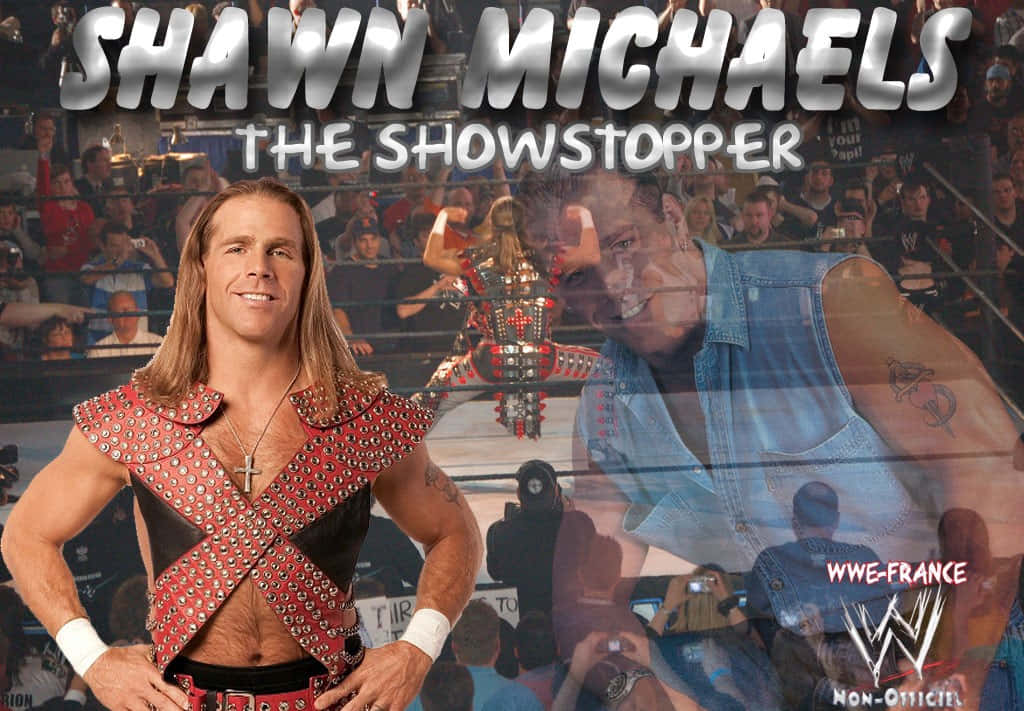 WWE摔角手Shawn Michaels身穿鉚釘背心在擂台上與觀眾一起擺姿勢。