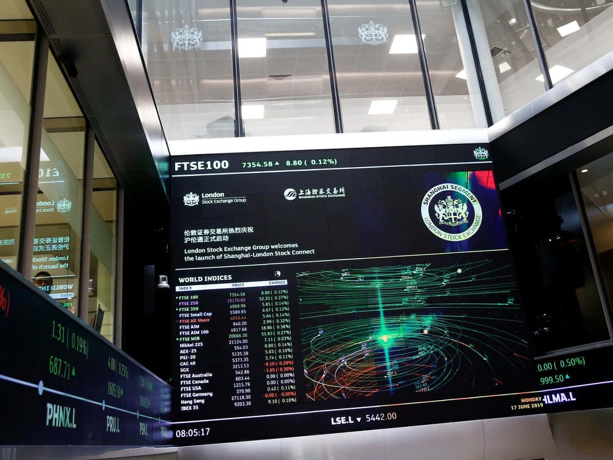 顯示金融數據和網絡可視化的數碼證券交易所屏幕。