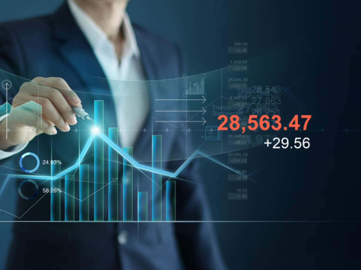 商人在黑暗的辦公室中使用全息金融數據顯示。