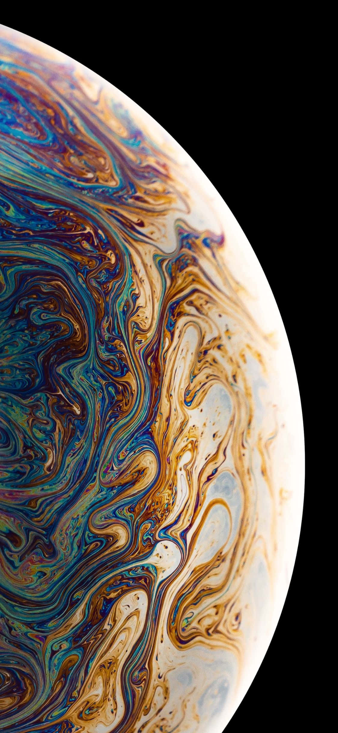 iPhone 11 Pro 桌布 壁紙 — 肥皂泡虹彩表面的特寫，在純黑背景下旋轉著鮮豔的藍色、金色和白色。