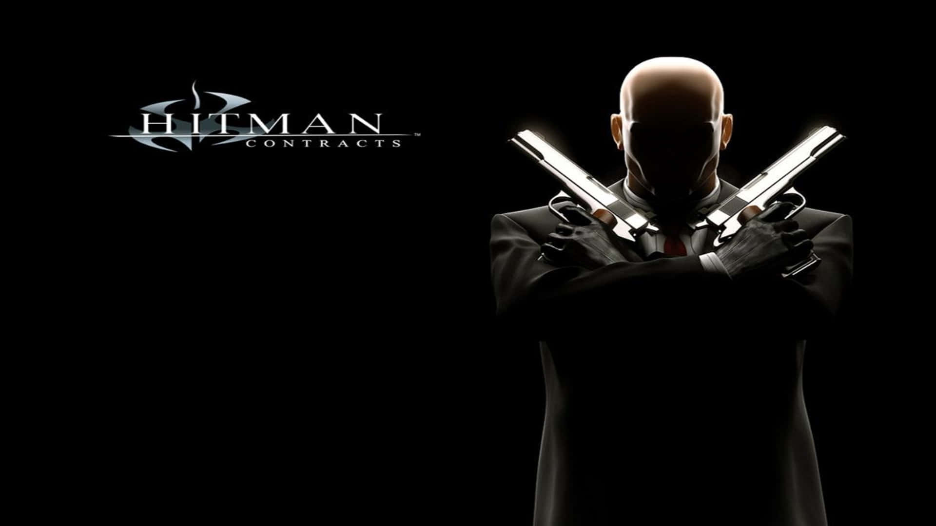 肩扛武器的特工47 — 高清《Hitman 2》背景 壁紙 — 黑色背景上，一個身穿西裝的光頭刺客手持兩把交叉手槍的剪影，並帶有Hitman Contracts標誌。