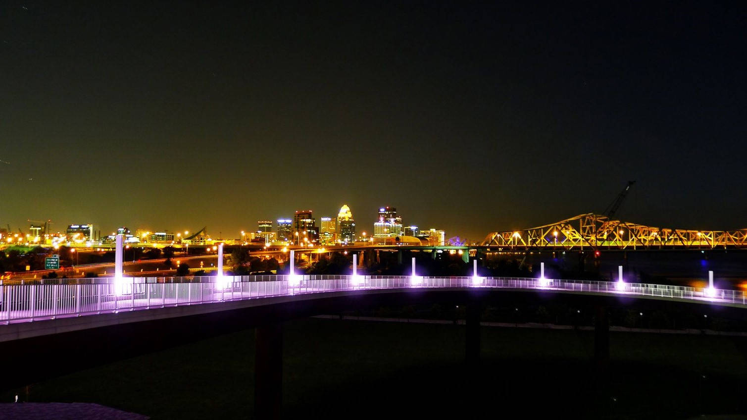 肯塔基州路易維爾四大橋夜景，紫色燈光照明