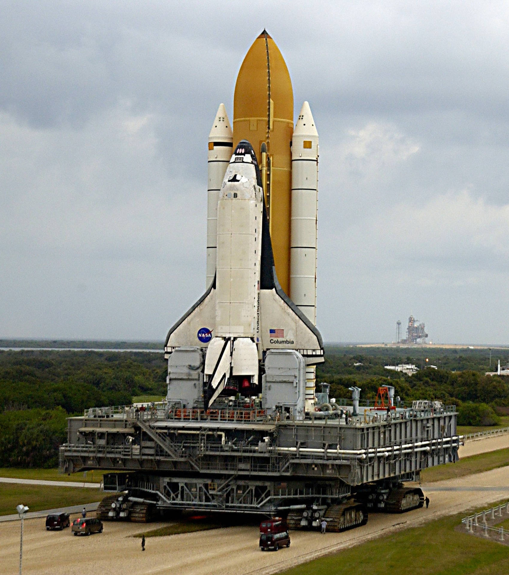 哥倫比亞號太空穿梭機在履帶運輸車上，於發射場陰天之下 — Nasa GIF 壁紙