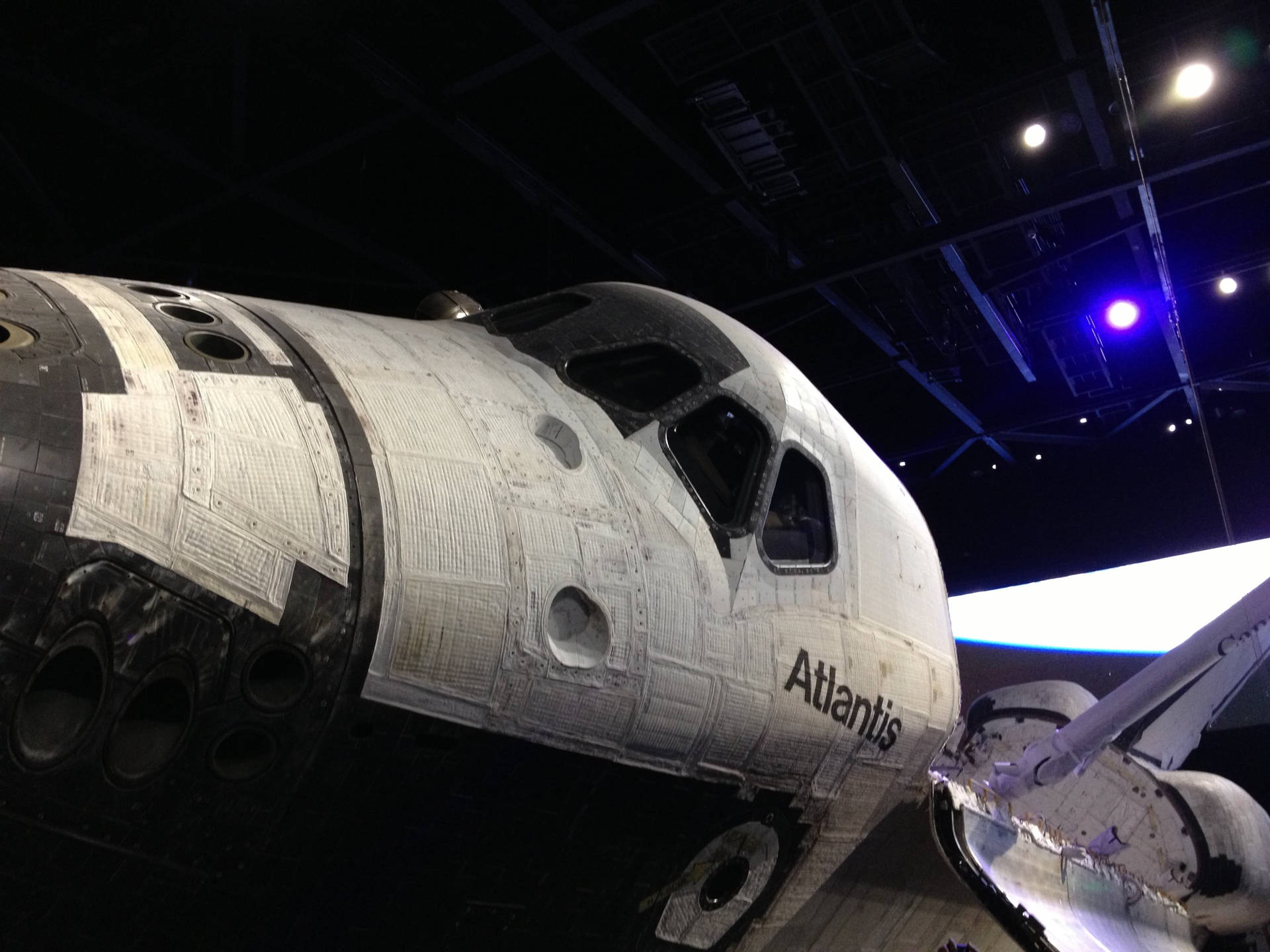 亞特蘭蒂斯號太空穿梭機在藍色燈光的博物館中展出。 — Nasa GIF 壁紙