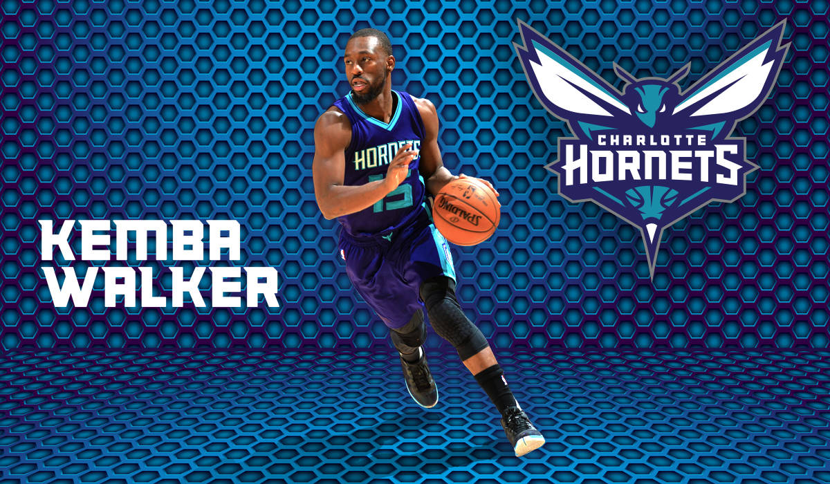 肯巴·沃克數碼藍色蜂巢 壁紙 — 籃球運動員Kemba Walker身穿夏洛特黃蜂隊球衣，在藍色六邊形圖案背景前運球。