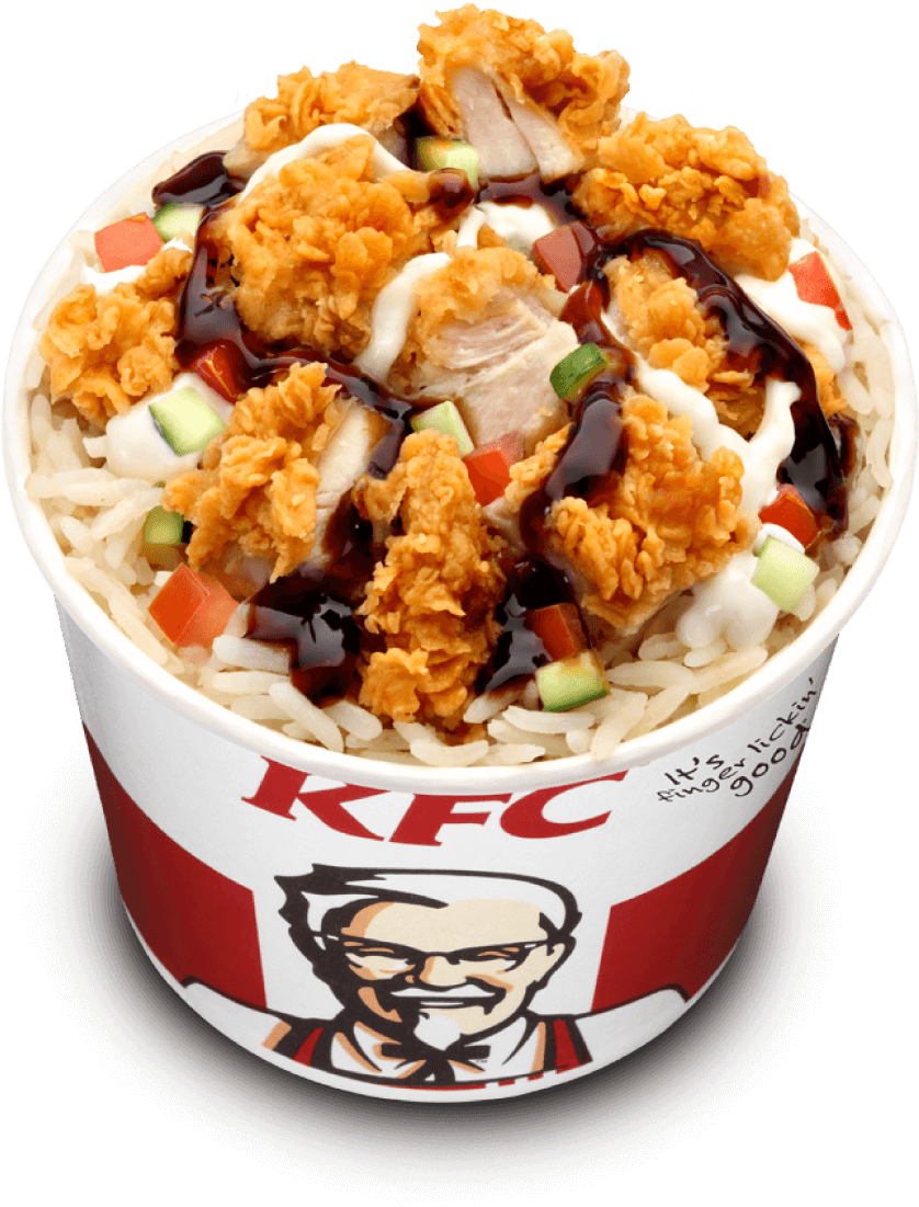 肯德基名人碗香脆雞肉飯 壁紙 — 一個KFC桶，裝滿酥脆炸雞塊，淋上深色醬汁，放在白飯和色彩繽紛的蔬菜上。