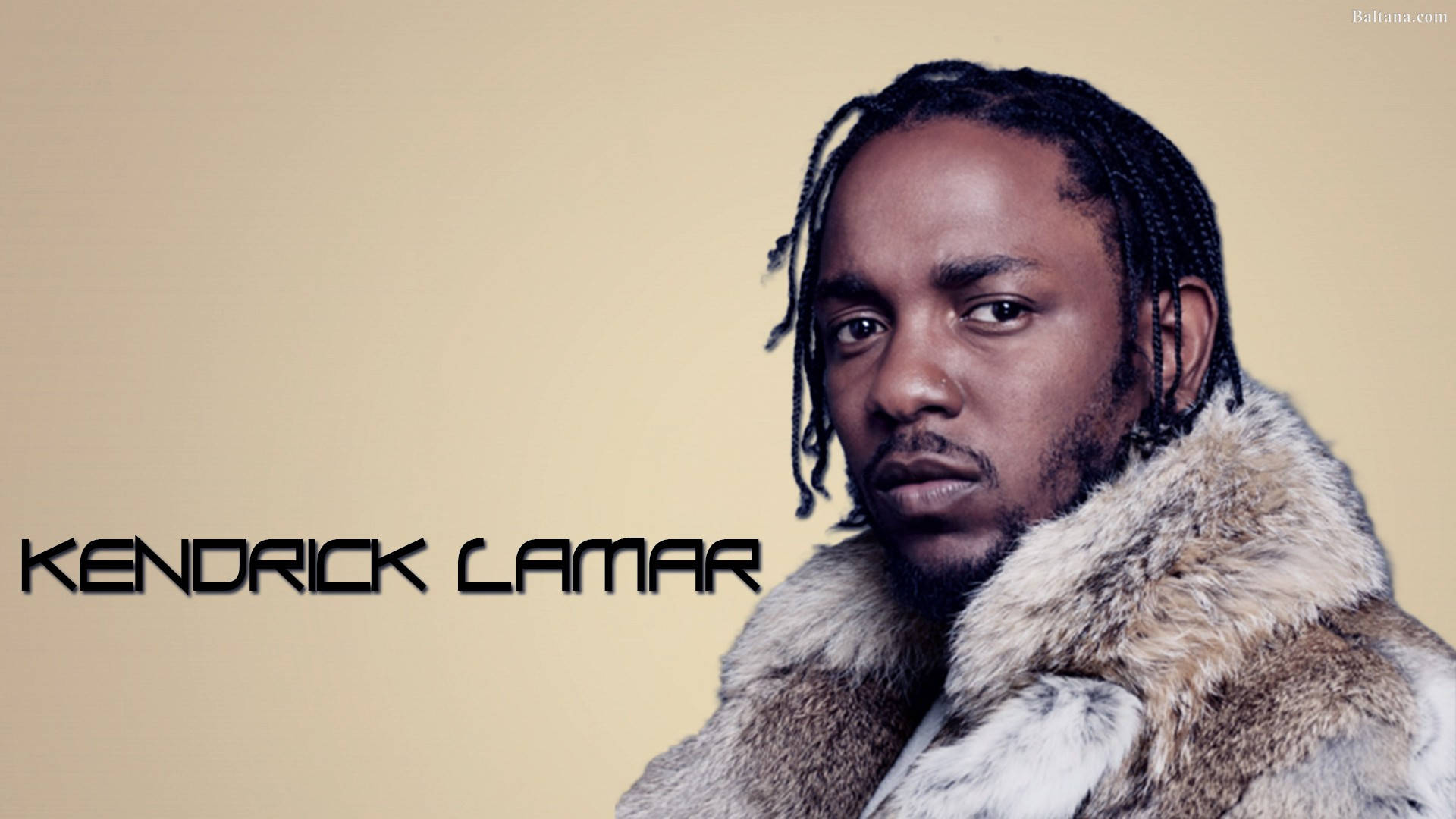 Kendrick Lamar 穿著毛領外套，在米色背景上，他的名字以文字呈現，表情嚴肅。