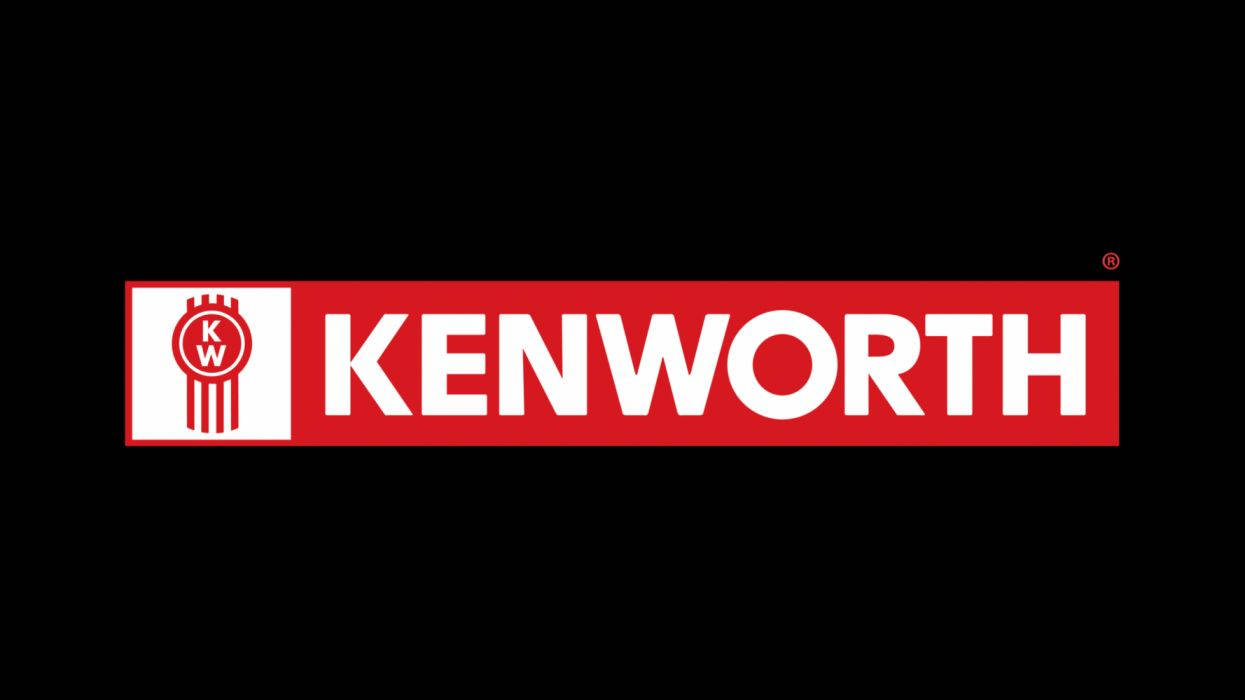 肯沃斯經典紅色字標 壁紙 — 大膽的紅白 Kenworth 標誌居中於純黑色背景上，邊緣乾淨銳利。