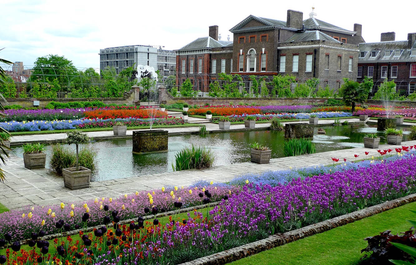 歷史建築前，擁有色彩繽紛的花卉和水景的正式花園。