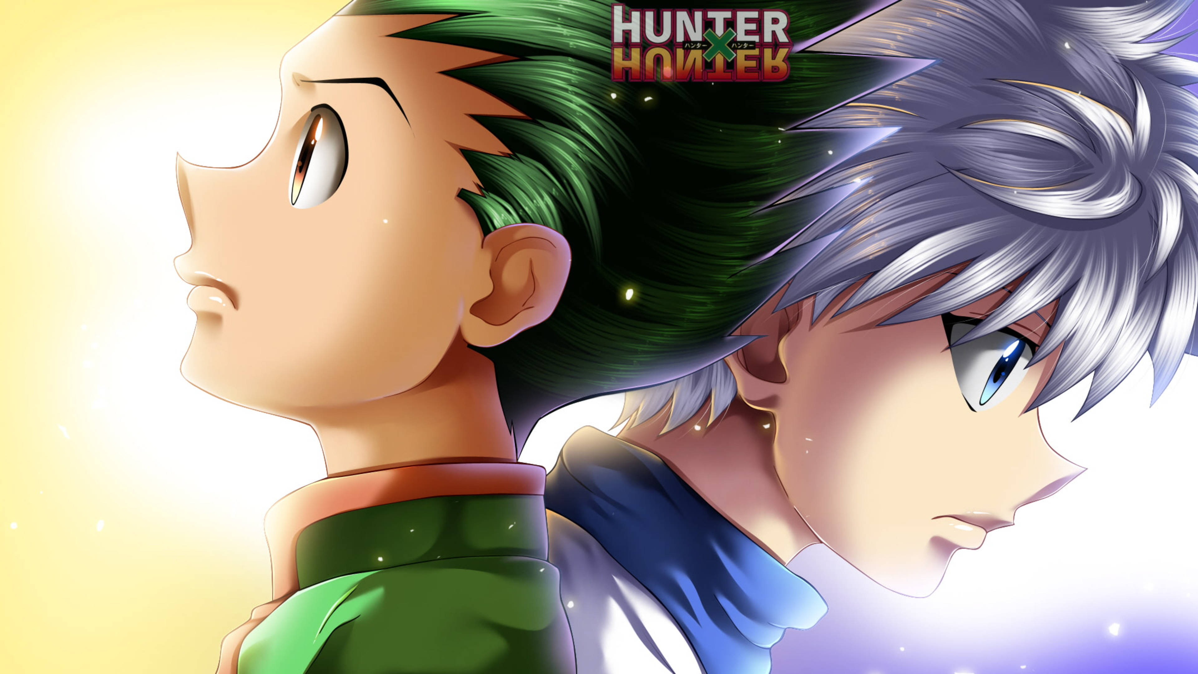 背對背 Gon 與 Killua 4K 壁紙 — 兩個擁有綠色和銀色頭髮的動漫角色，在發光的黃色和紫色背景下向上凝視。