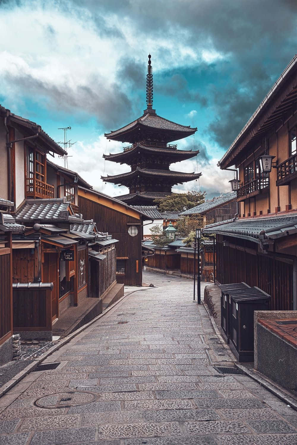 背景有佛塔的街道 壁紙