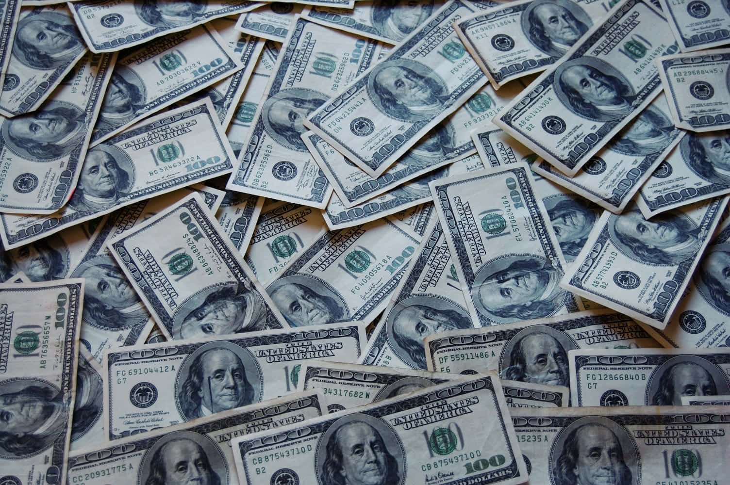 背景顯示一堆金錢 壁紙