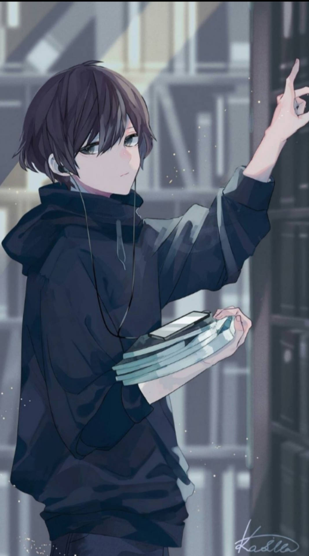 動漫男孩穿著連帽衫，在圖書館戴著耳機，拿著書本並向上指。