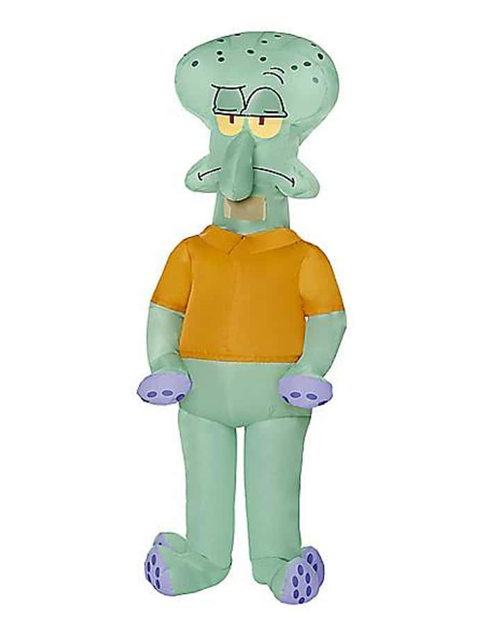 胖版章魚哥照片 壁紙 — 一個大型充氣 Squidward Tentacles 毛絨玩具，穿著橙色襯衫和紫色腳，站在純白色背景前。