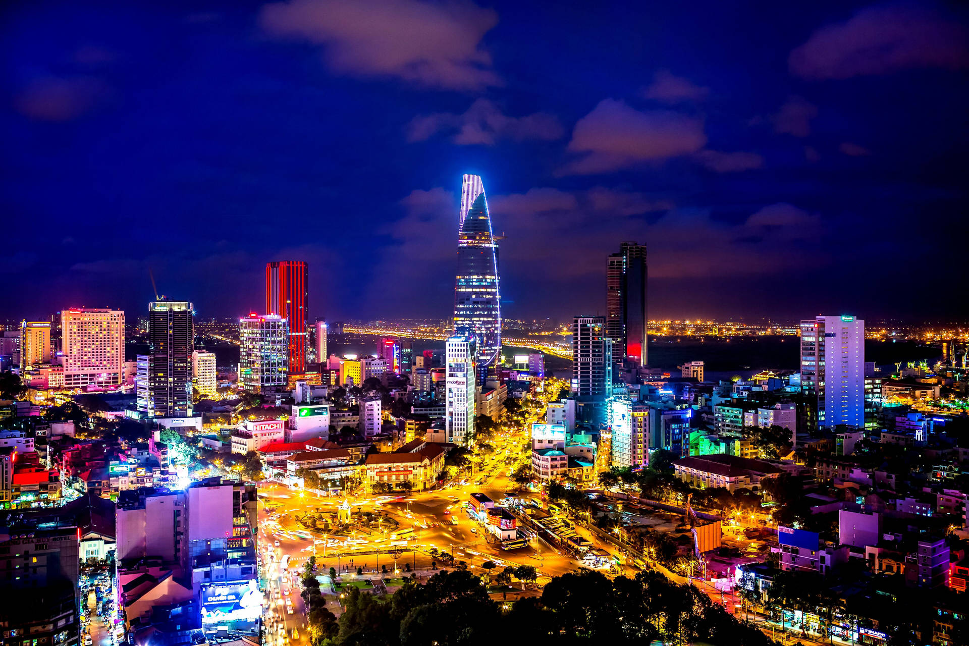 夜晚充滿活力的城市，發光的建築和繁忙的街道。