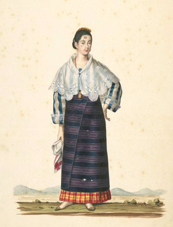 一位身穿傳統條紋連衣裙和蕾絲披肩的女性，站在遠山前。