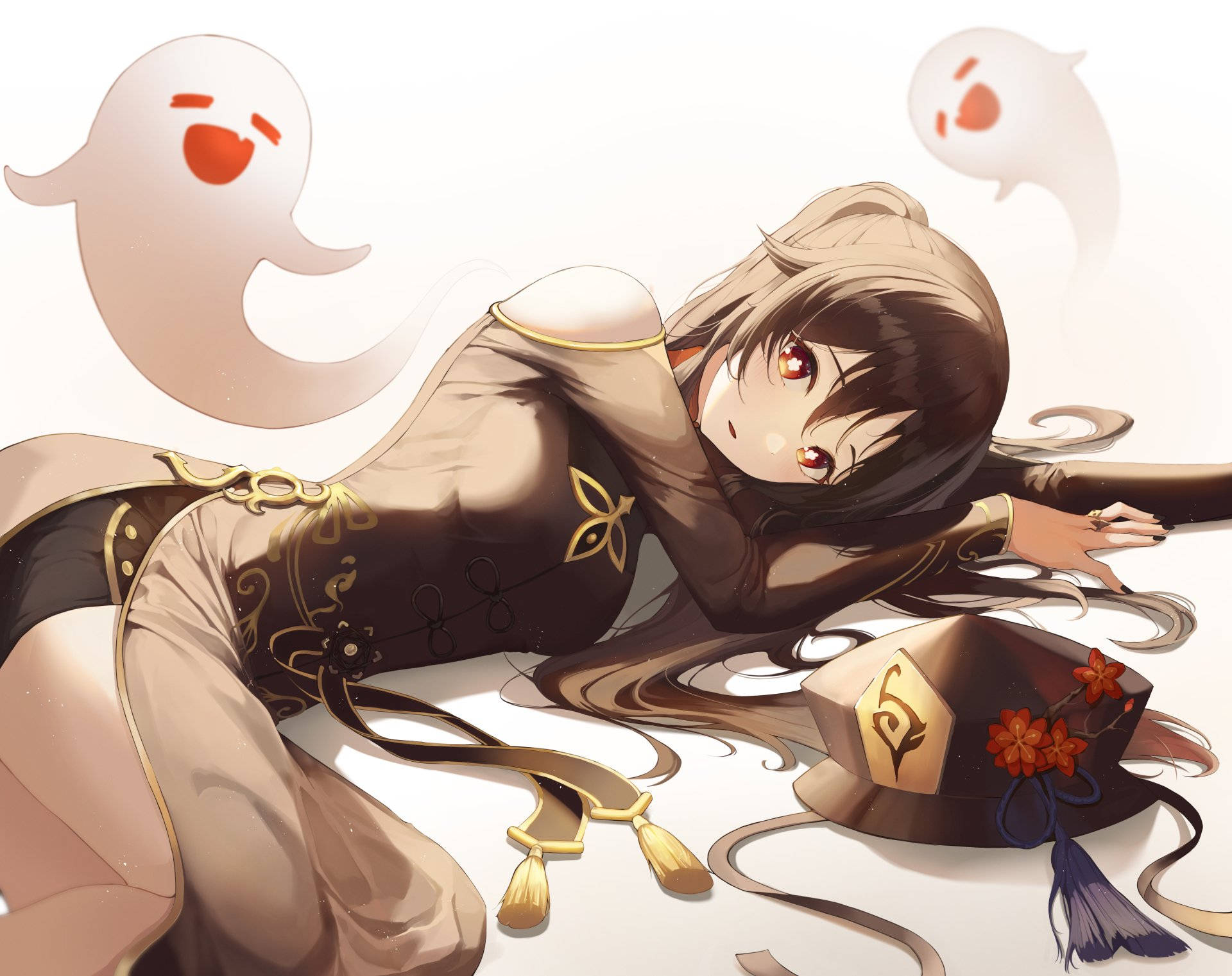 胡桃躺地 壁紙 — 動畫女孩穿著棕色服裝躺在白色地板上，兩個微笑的幽靈人物漂浮在附近。