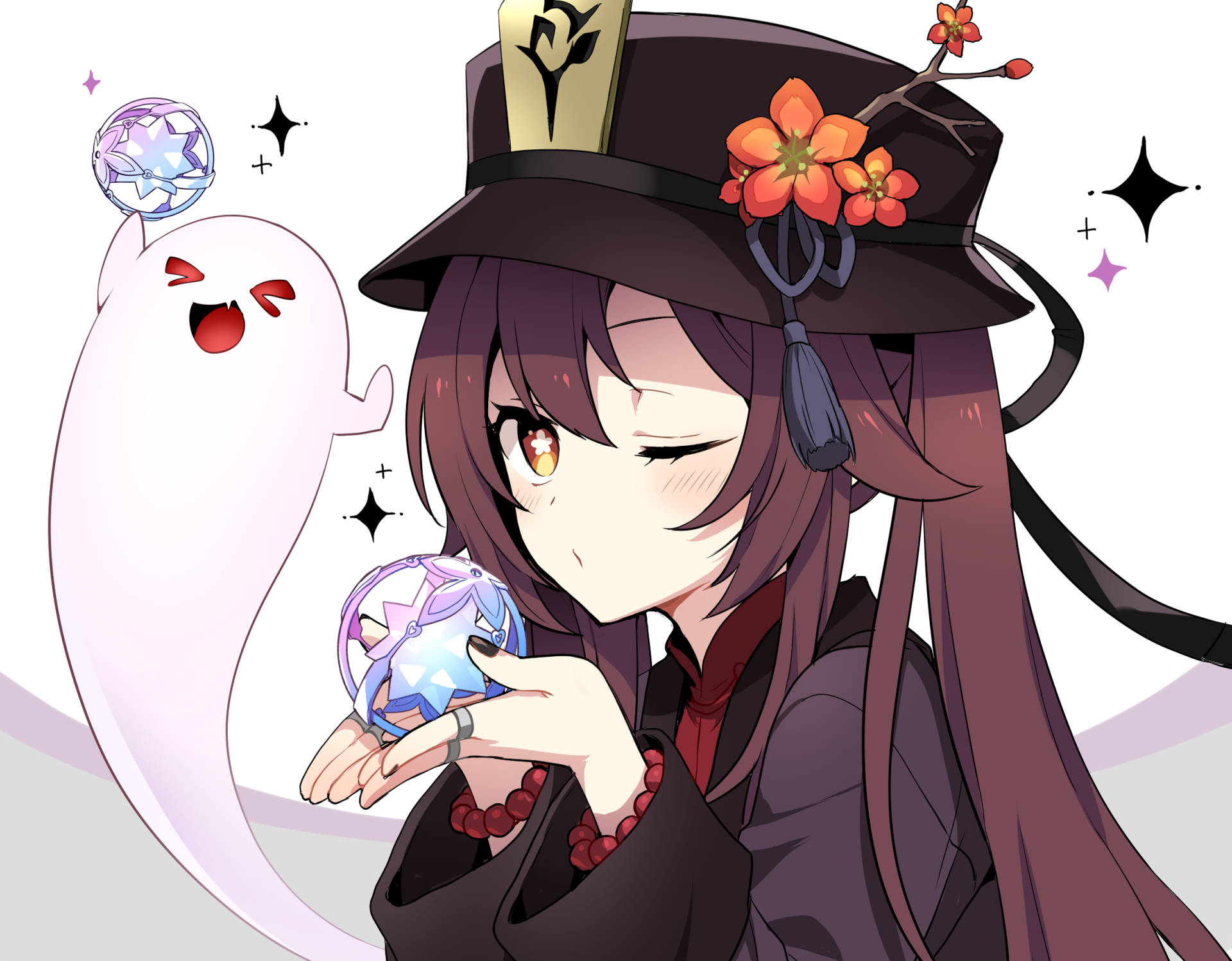 胡桃魔法吹球 壁紙 — 一個戴著深色帽子、帽上有橙色花朵的開朗動漫女孩，旁邊有一個可愛的幽靈同伴，手持發光的水晶球。
