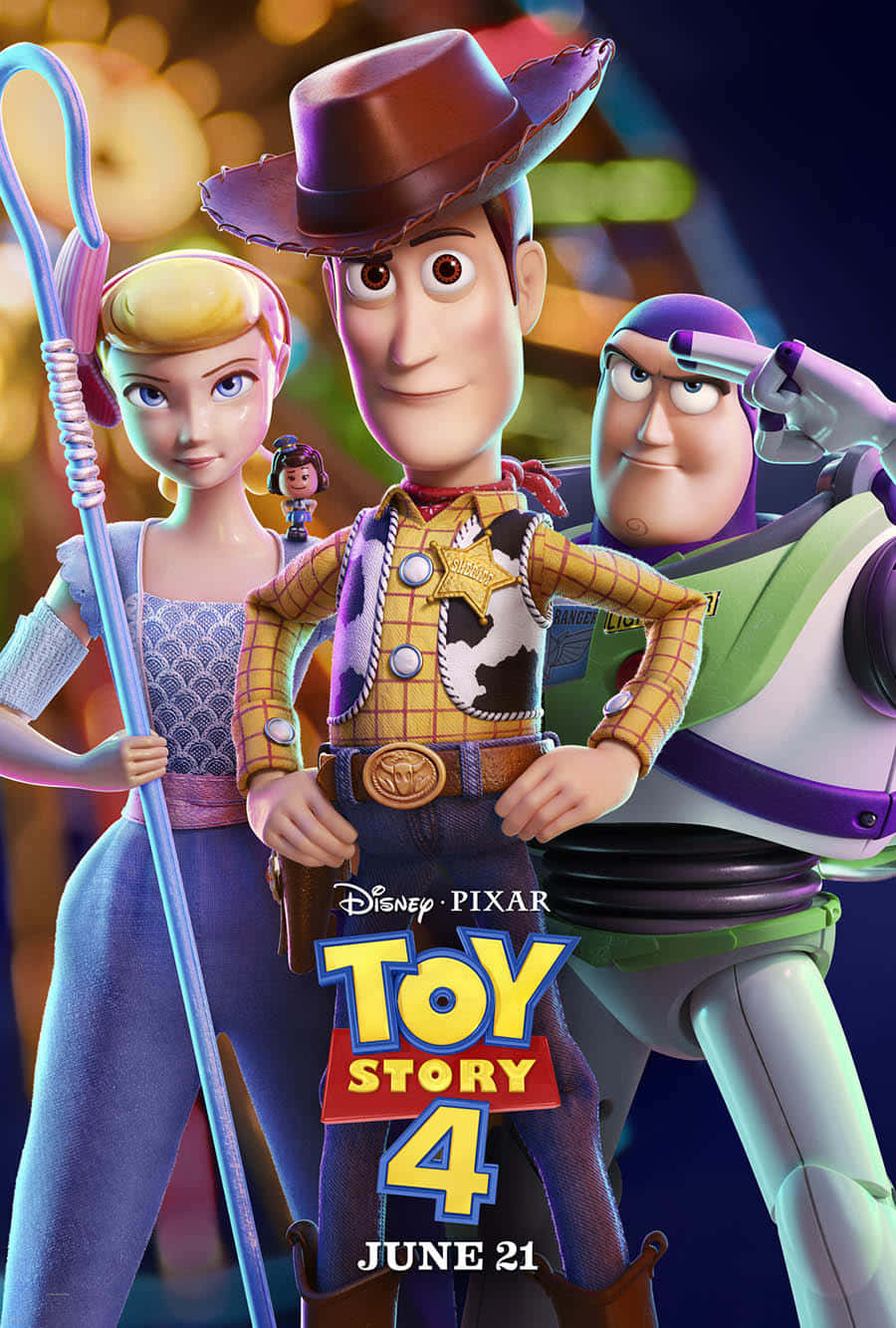 Toy Story 4 電影海報，胡迪、巴斯光年和牧羊女寶貝站在一起。