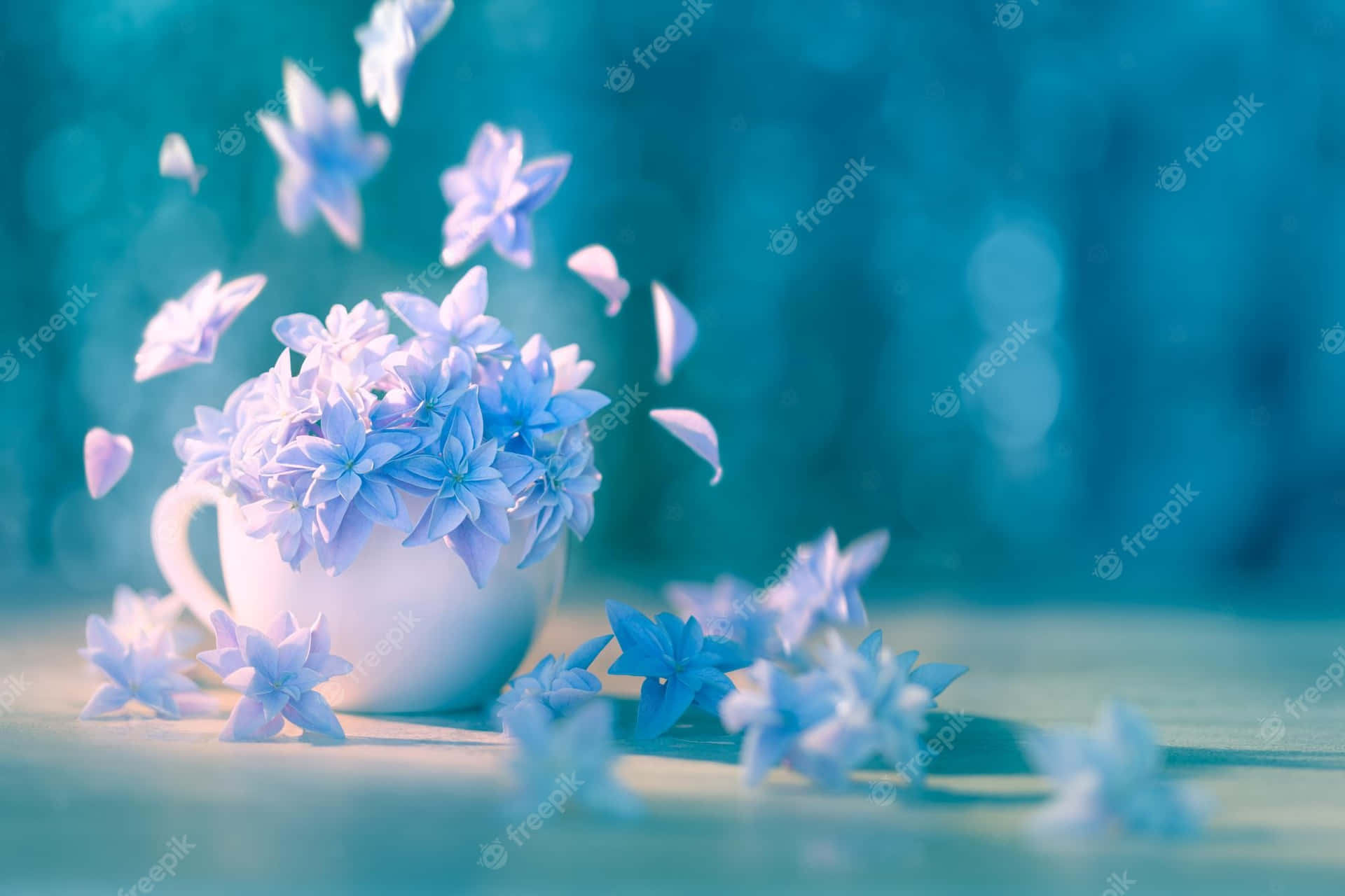 藍色花朵從木質表面上的白色杯子中溢出，背景柔和散景。