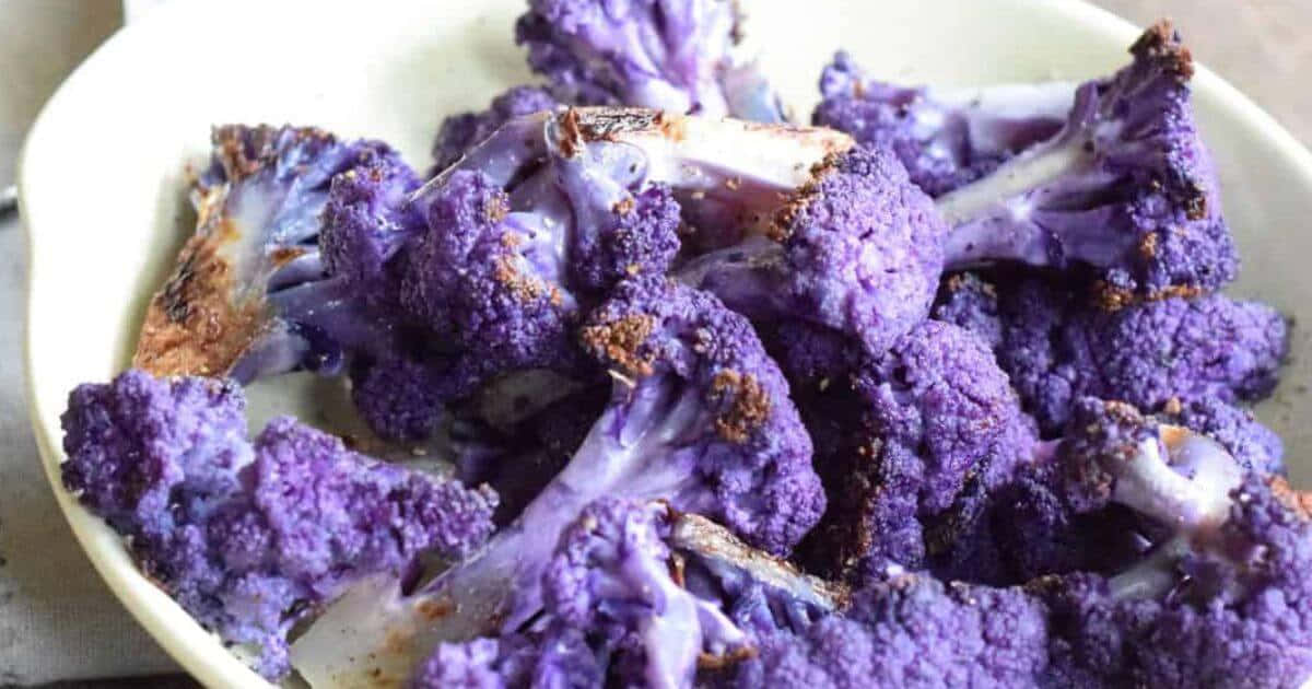 Purple Cauliflower 桌布 壁紙 — 脆烤紫椰菜花小朵在白色碗中閃耀著調味料的光澤。